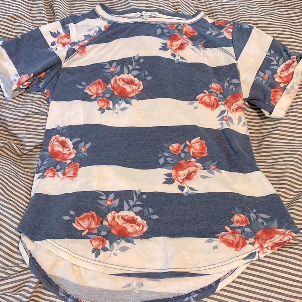 Super soft short sleeved sweatshirt. No smoke no pet home. Size small.